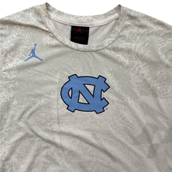 Air Jordan UNC Tarheels Men’s T-Shirt Size Medium Jumpman Logo NCAA Multicolored - Picture 1 of 8